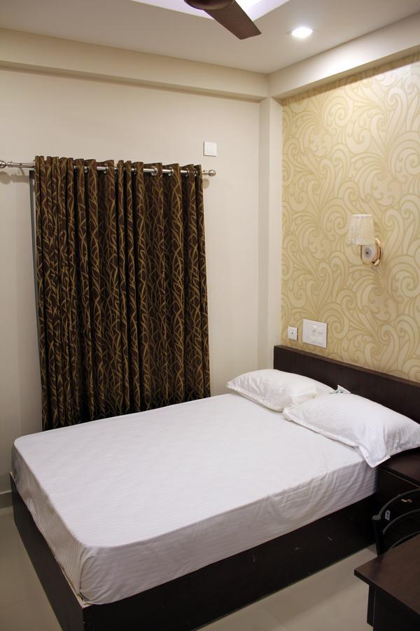 Collection O 8267 Galaxy Inn Kochi Esterno foto