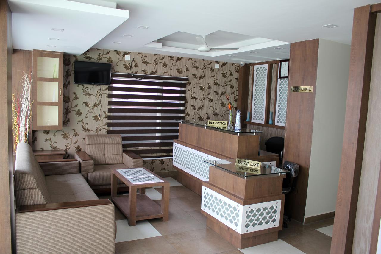 Collection O 8267 Galaxy Inn Kochi Esterno foto